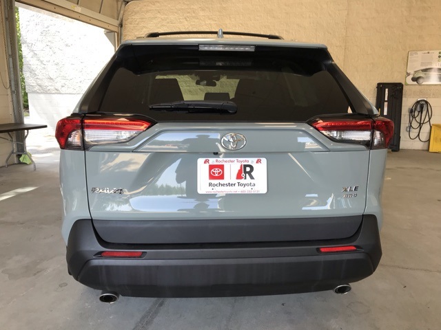 2022 Toyota RAV4 XLE photo 2