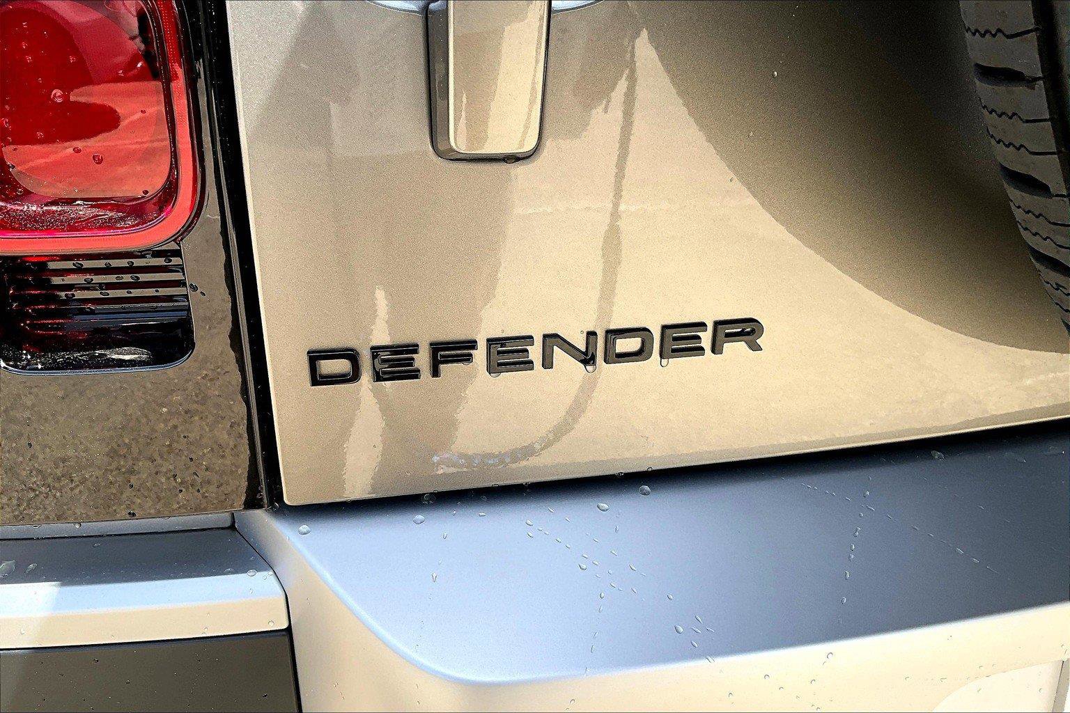 2025 Land Rover Defender 110 S photo 15