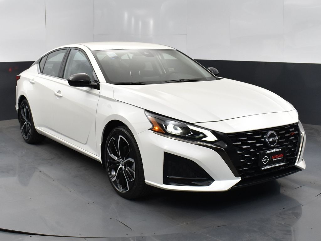 2025 Nissan Altima SR's photo