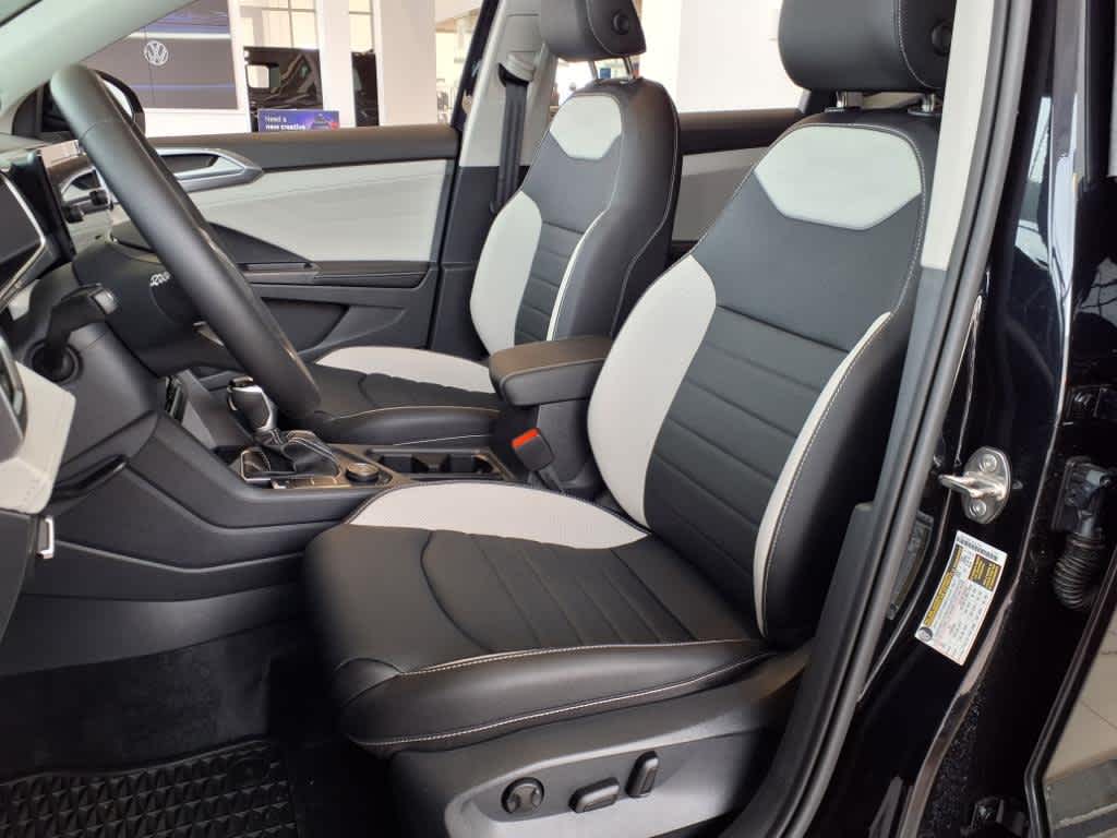 2025 Volkswagen Taos SEL photo 4