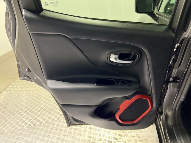 2017 Jeep Renegade Trailhawk photo 16