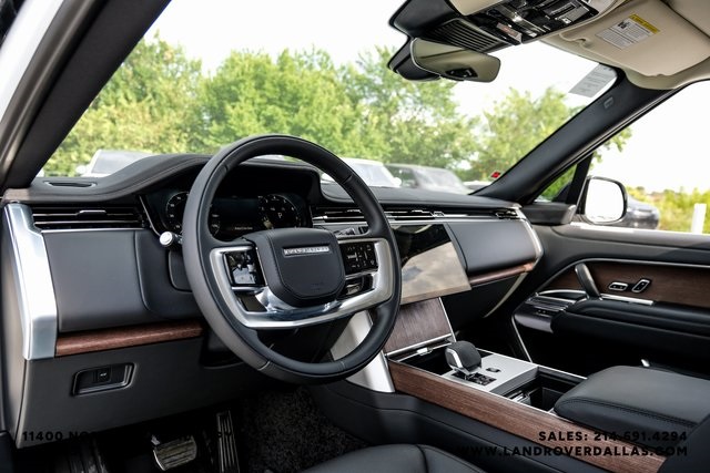 2025 Land Rover Range Rover SE photo 2