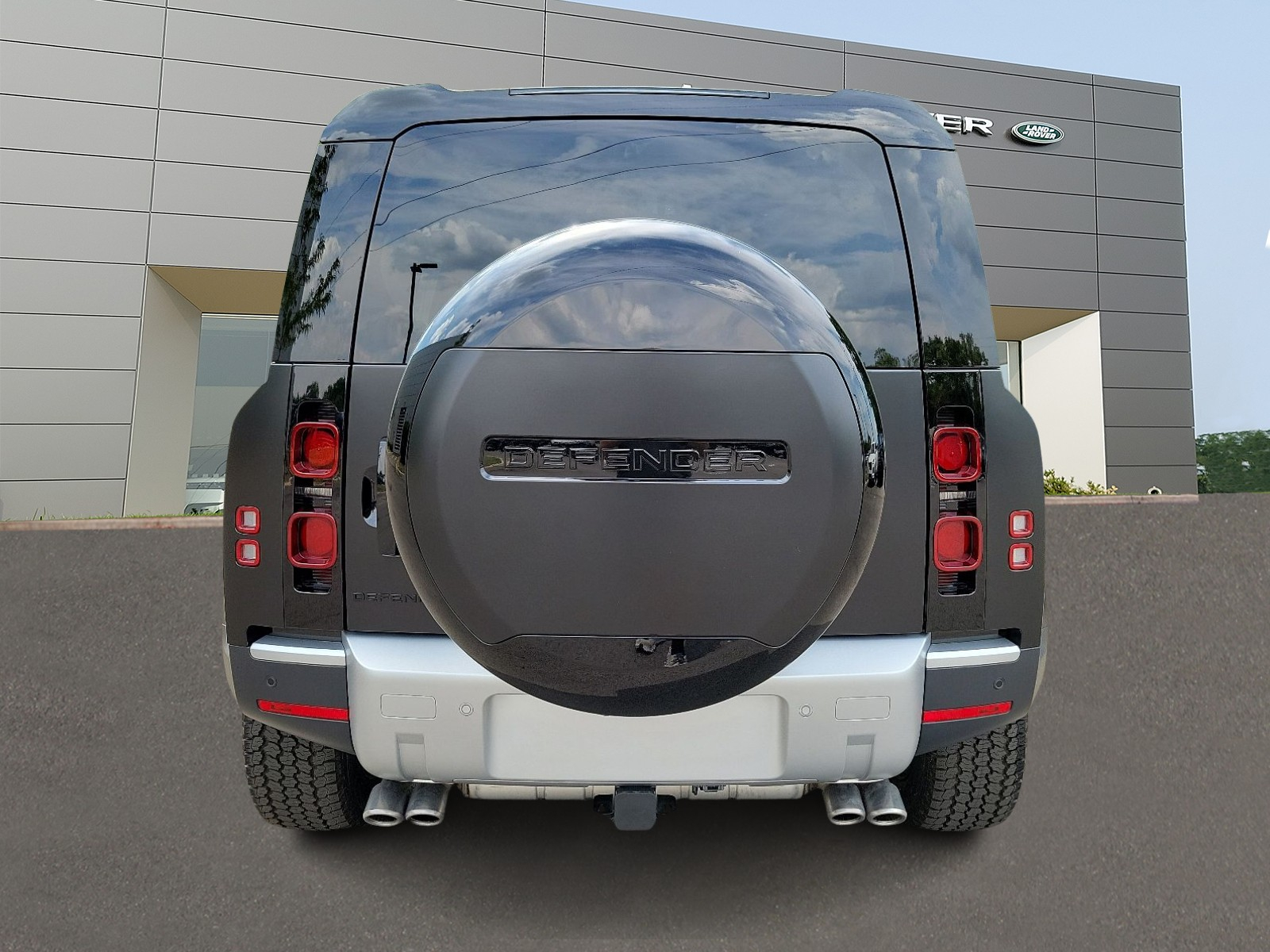 2024 Land Rover Defender 110 SE photo 4