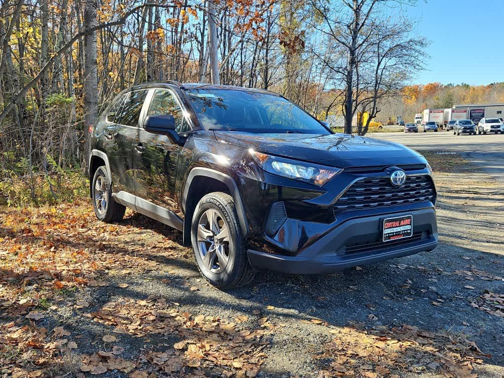 2022 Toyota RAV4 LE's photo