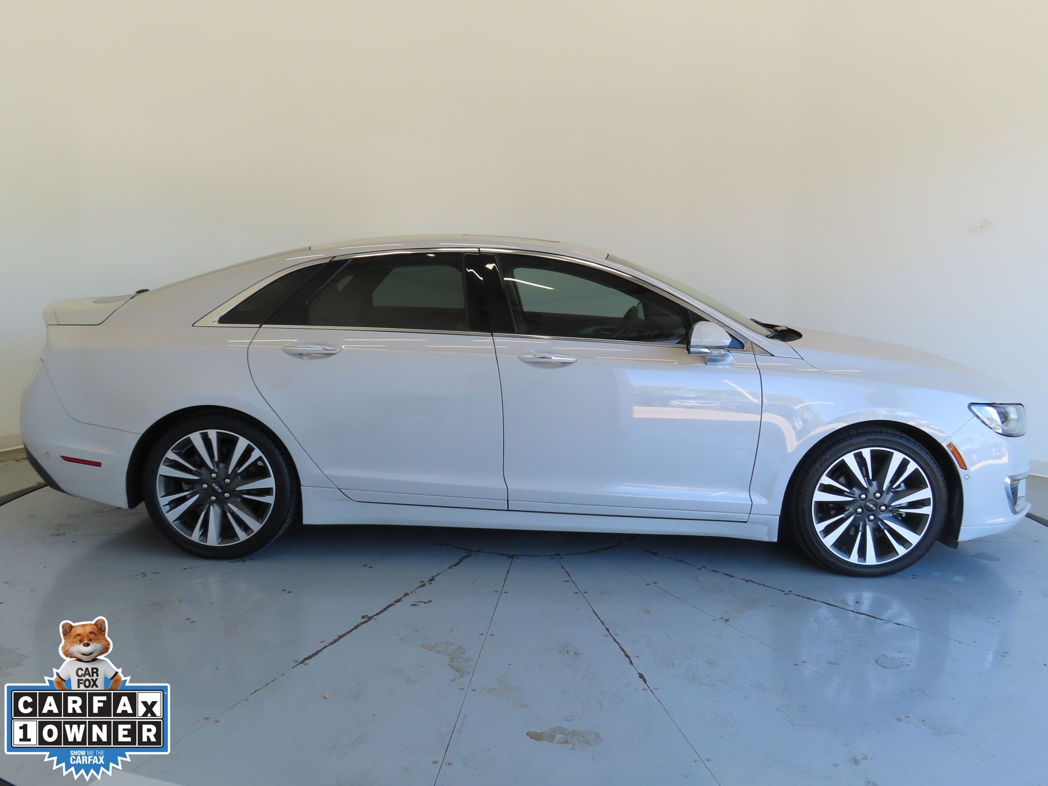 2019 Lincoln MKZ Hybrid Reserve photo 2