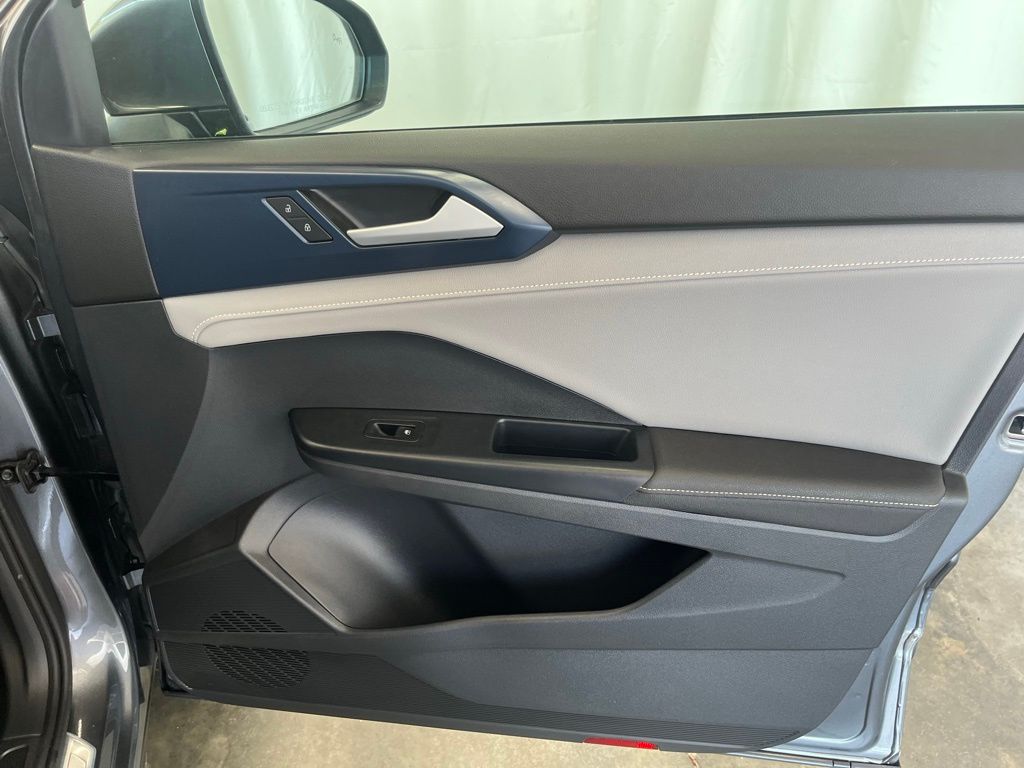 2024 Volkswagen Taos SE photo 11