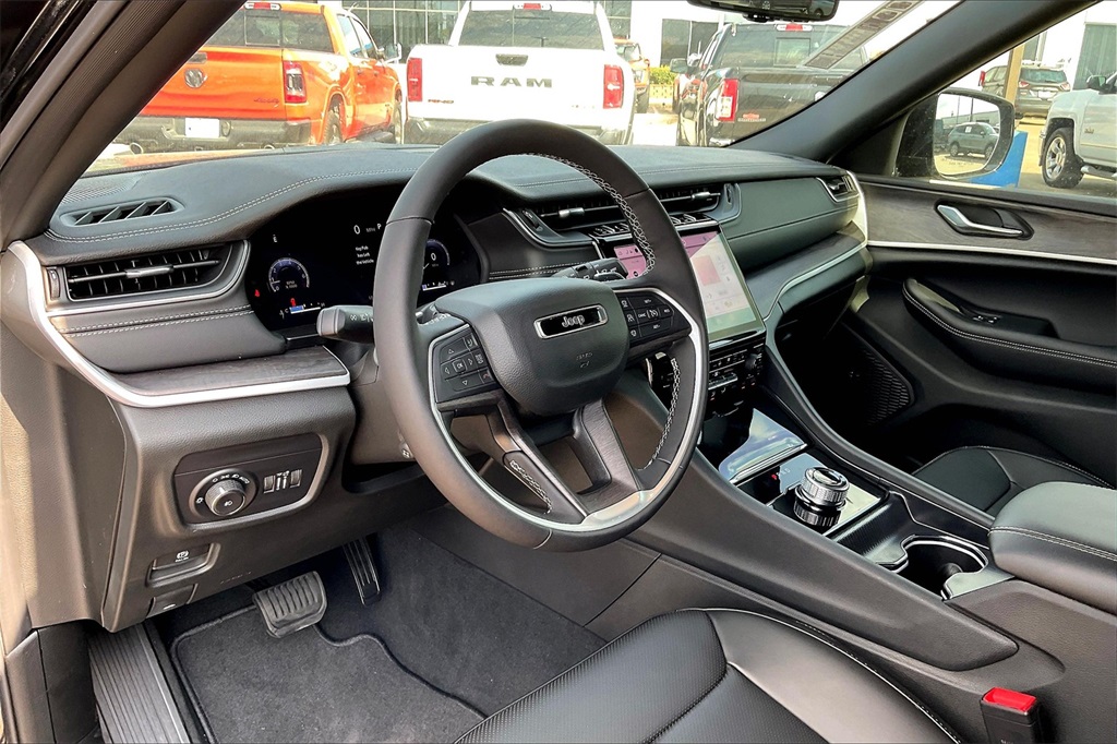 2025 Jeep Grand Cherokee Limited photo 3