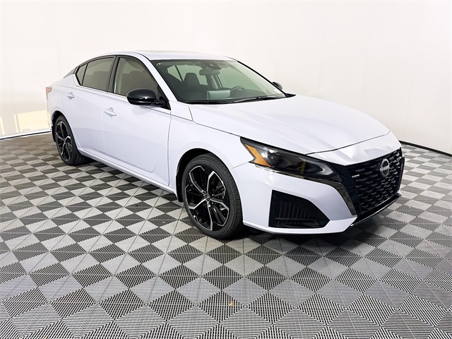 2025 Nissan Altima SR's photo