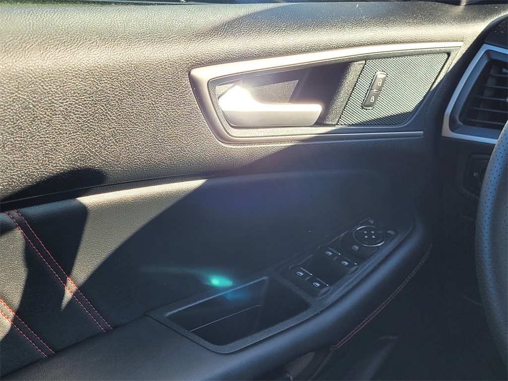 2024 Ford Edge ST photo 25