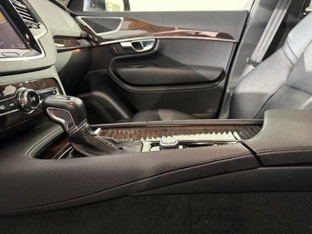 2016 Volvo XC90 T6 Momentum photo 41