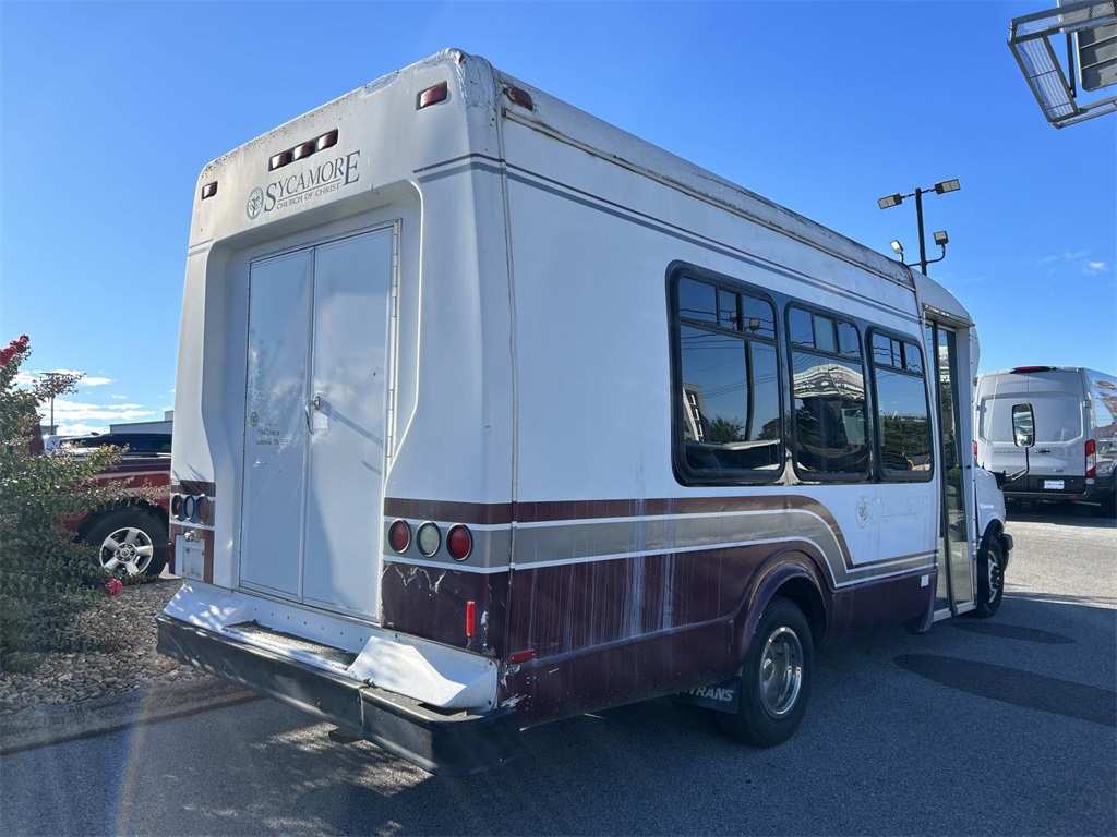 2005 Chevrolet Express Cutaway Base photo 2