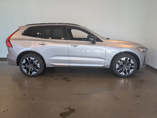 2026 Volvo XC60 B5 Plus photo 6