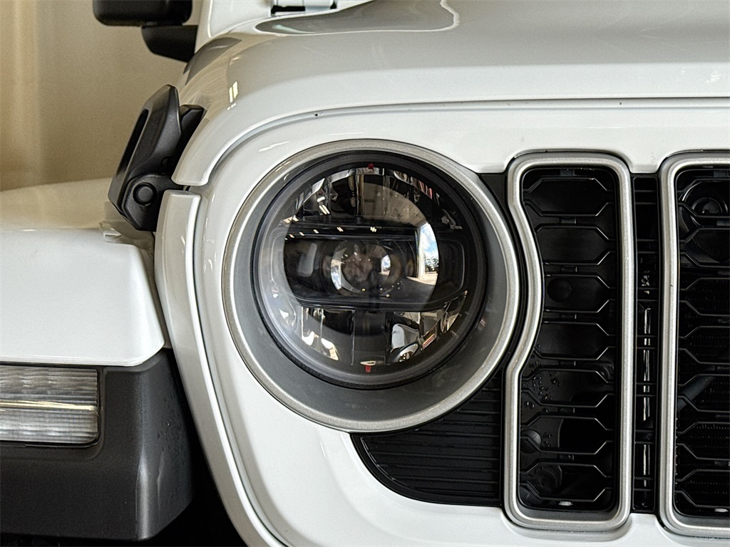 2025 Jeep Wrangler Sahara photo 17