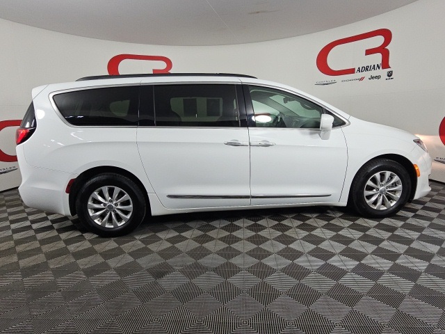2017 Chrysler Pacifica Touring L photo 8