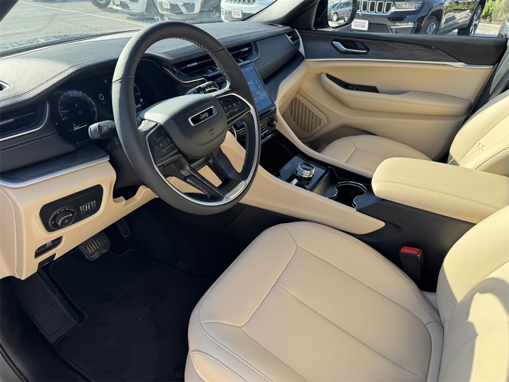 2025 Jeep Grand Cherokee Limited photo 12