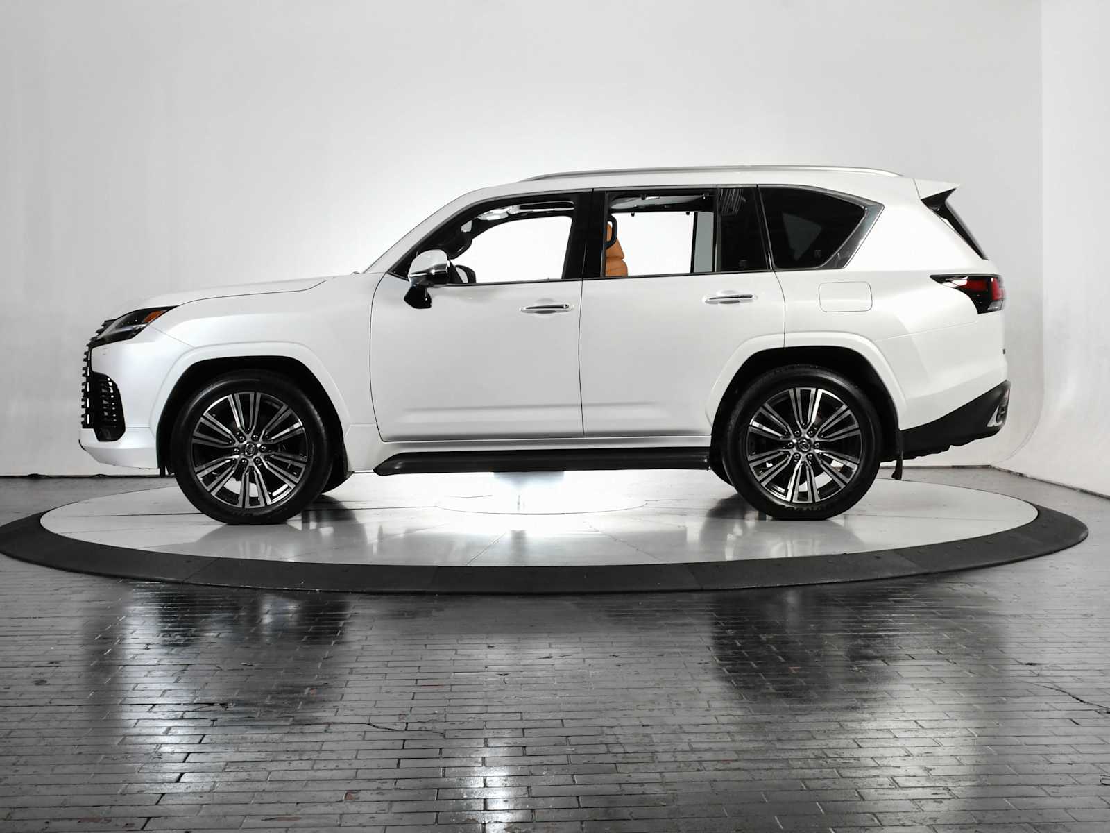 2025 Lexus LX 600 Luxury photo 2