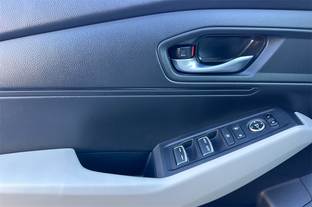 2025 Honda Accord LX photo 8