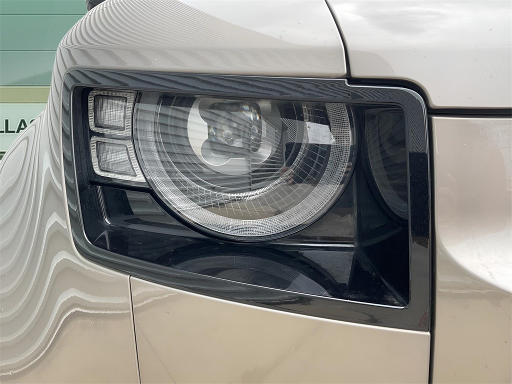 2023 Land Rover Defender 110 SE photo 6