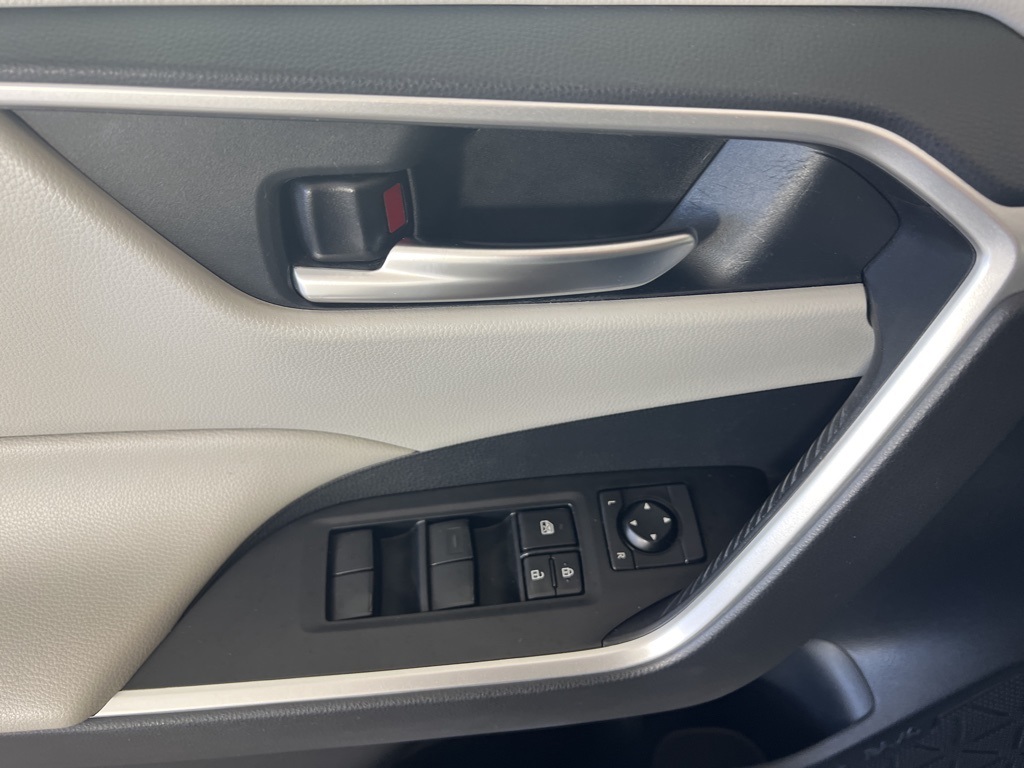 2019 Toyota RAV4 XLE photo 4