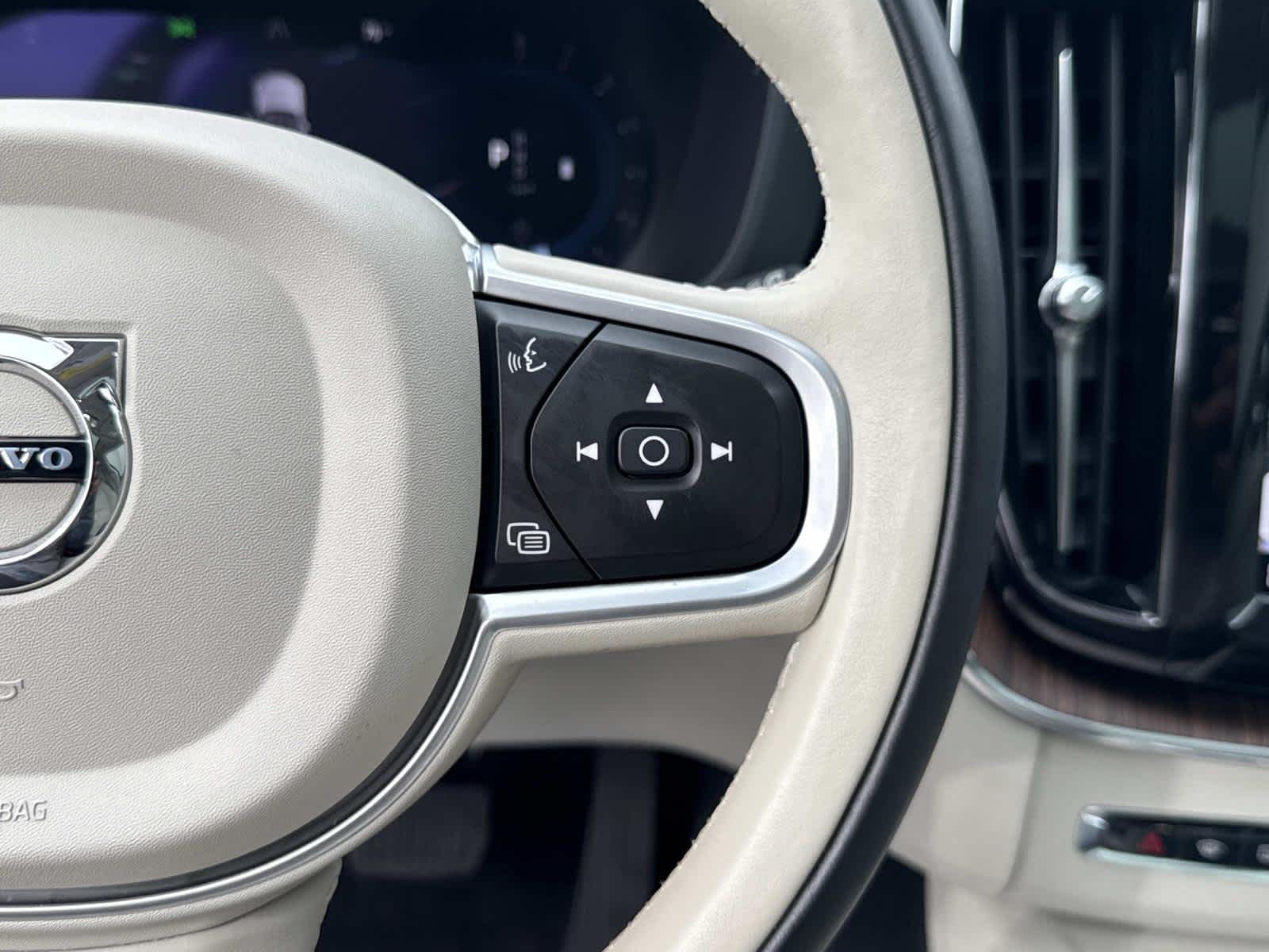 2022 Volvo XC60 Momentum photo 20