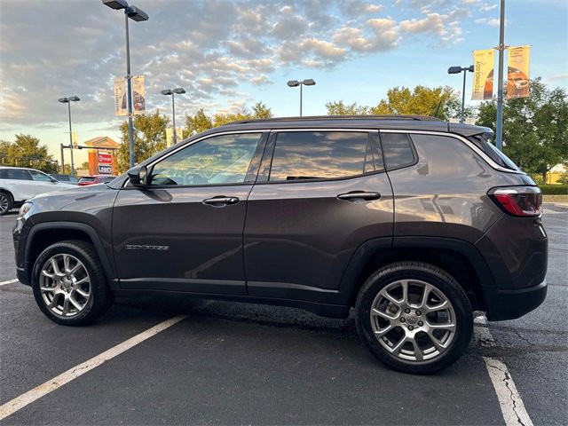2022 Jeep Compass Latitude Lux photo 3