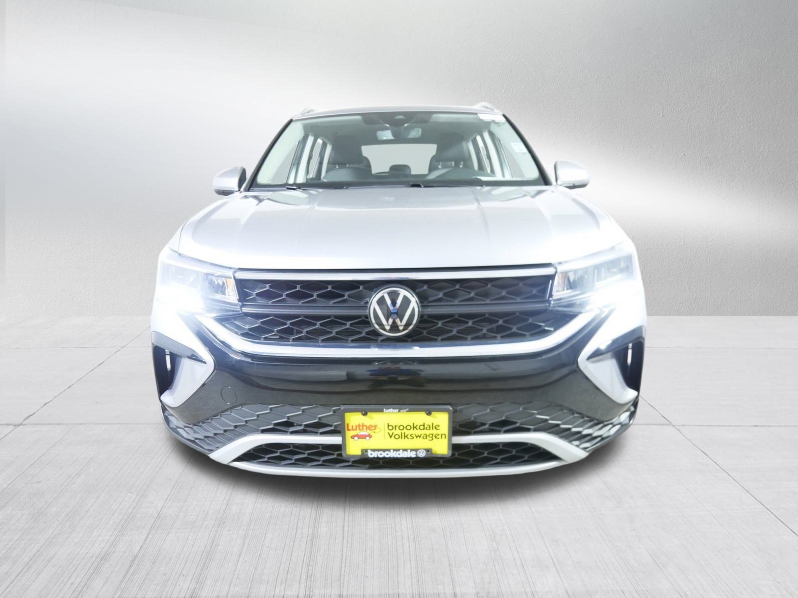 Used 2024 Volkswagen Taos SE with VIN 3VVUX7B27RM057375 for sale in Brooklyn Center, Minnesota