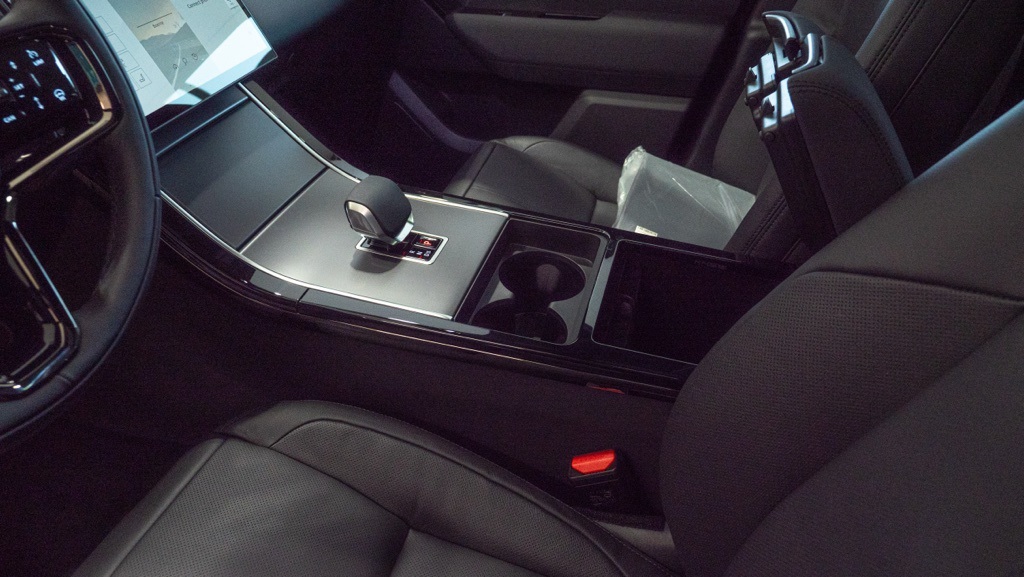 2025 Land Rover Range Rover Velar SE photo 9