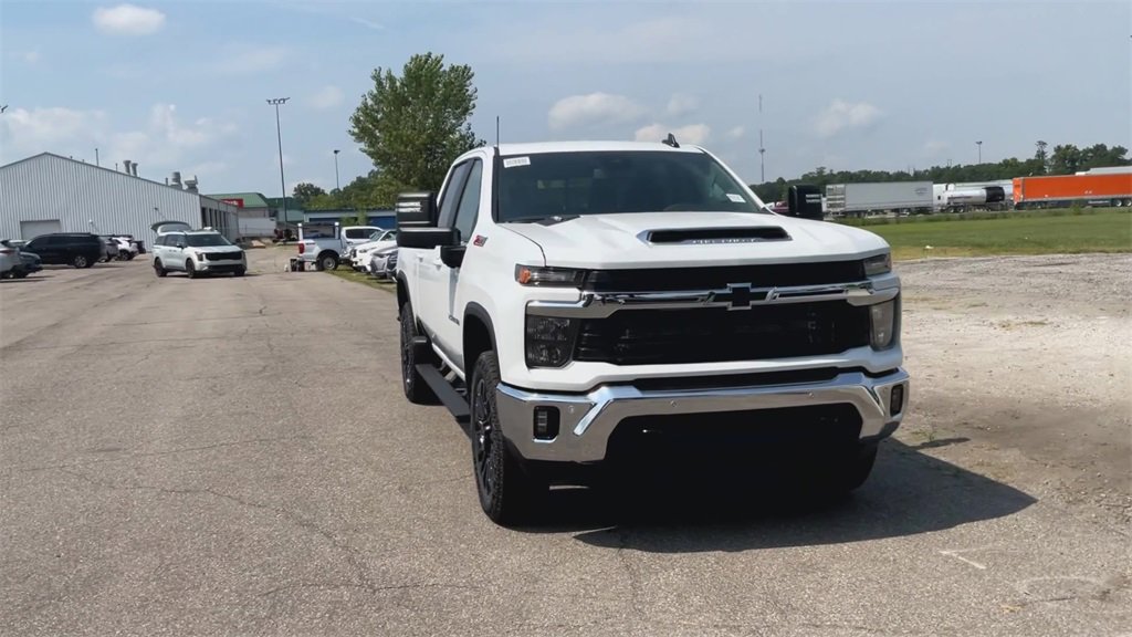 2025 Chevrolet Silverado LT photo 3