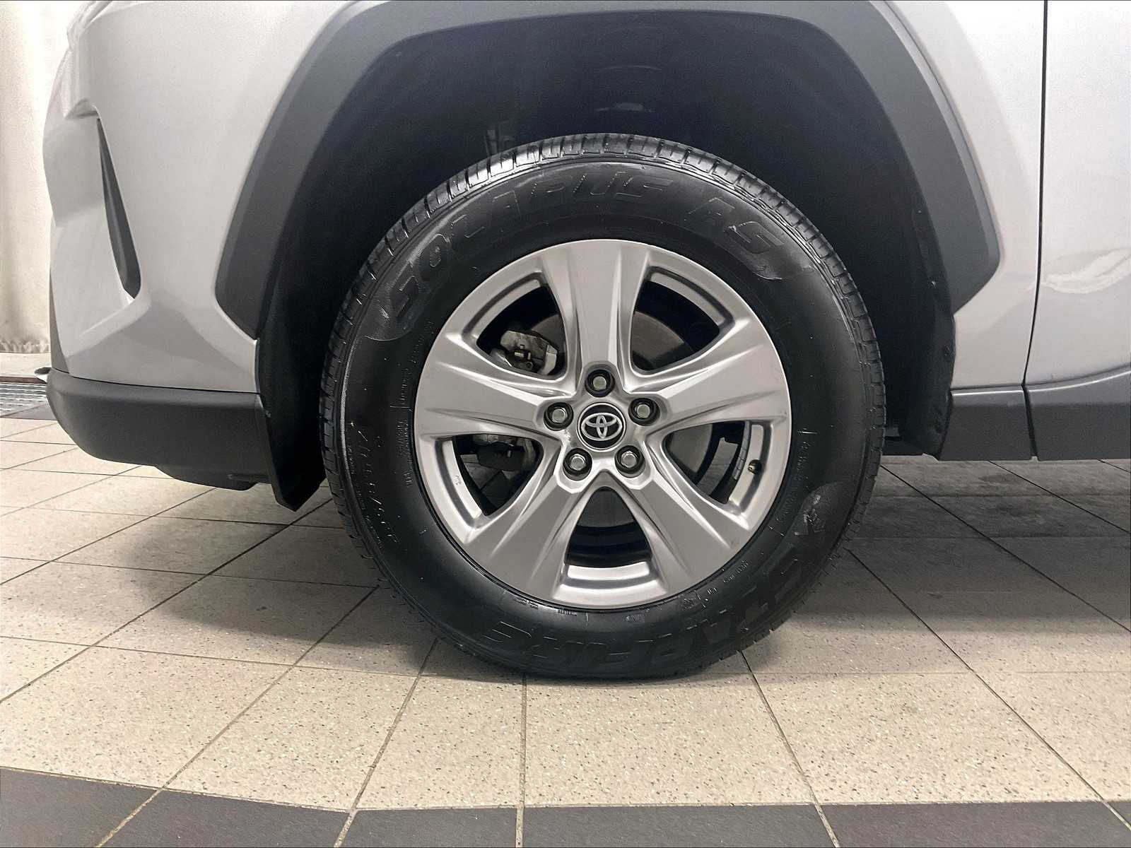 2023 Toyota RAV4 XLE photo 7