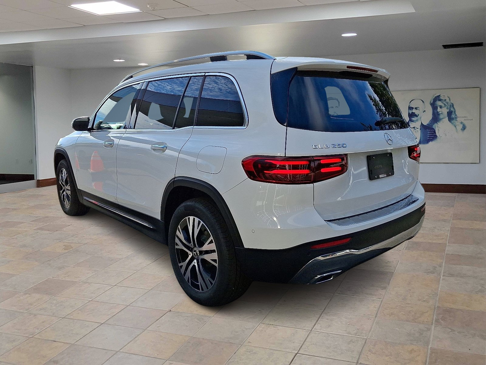 2026 Mercedes Benz GLB 250 4MATIC photo 4