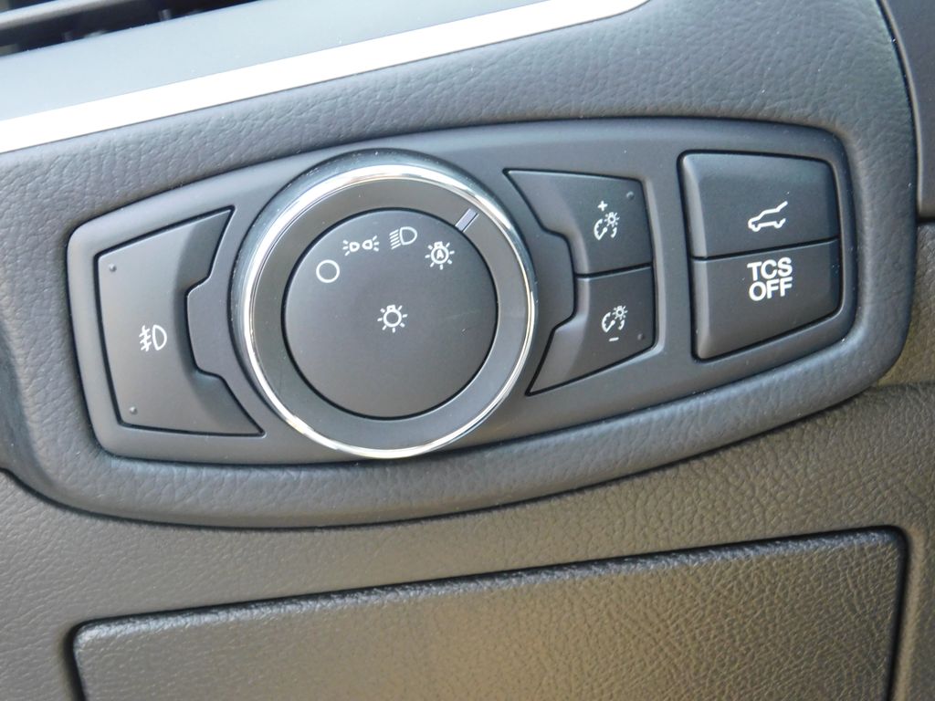 2022 Ford Edge SEL photo 25