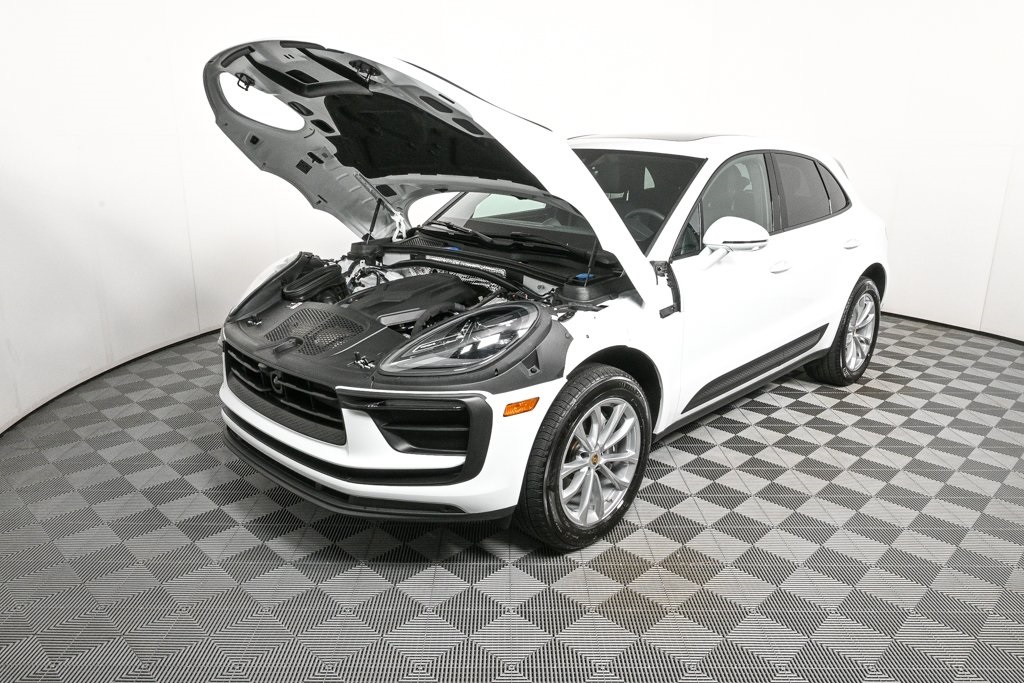 2025 Porsche Macan T photo 32
