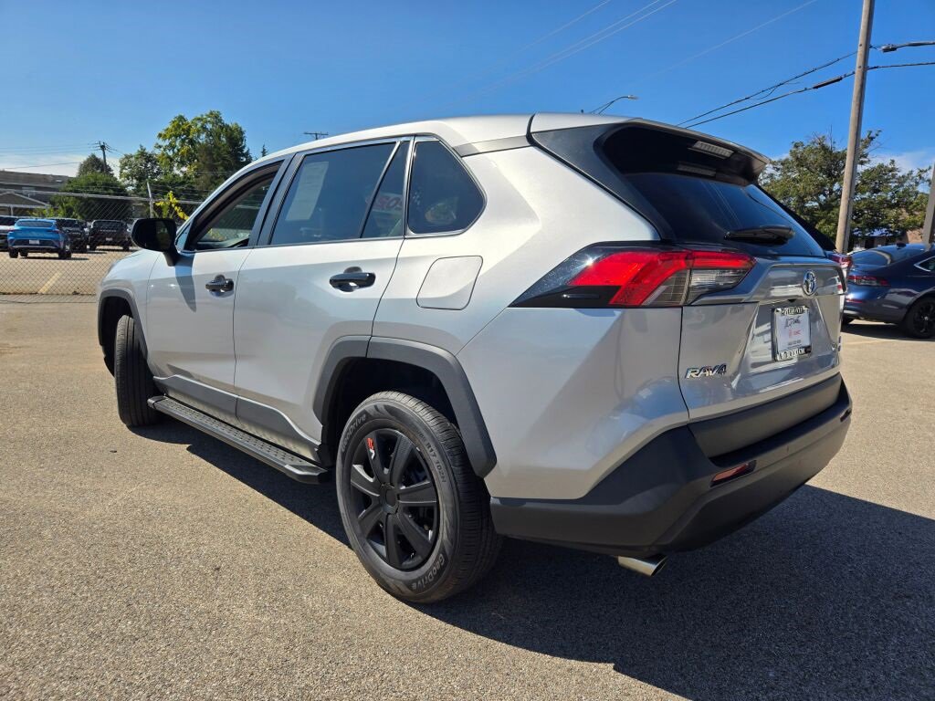 2022 Toyota RAV4 LE photo 10