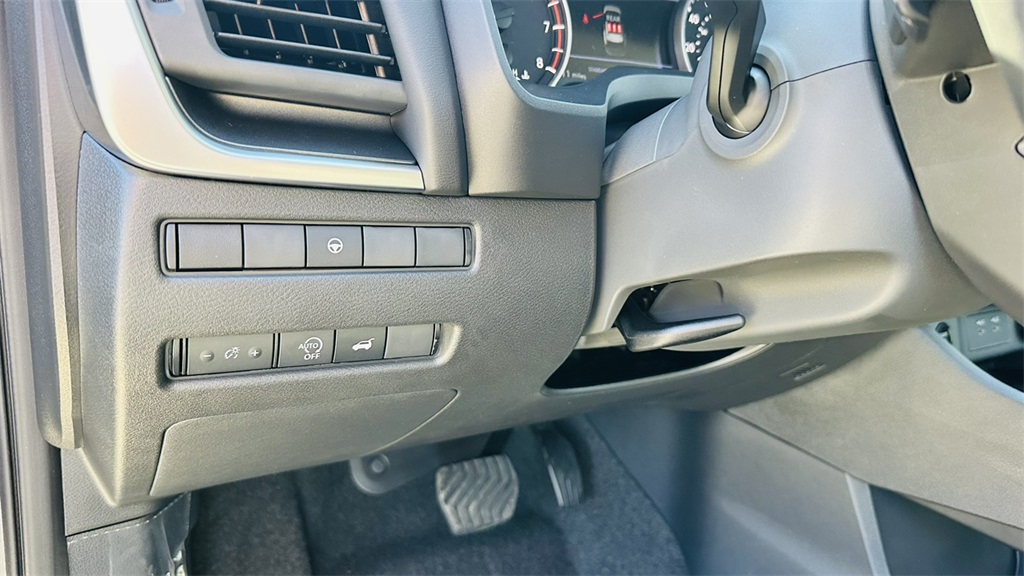 2026 Nissan Rogue SV photo 13