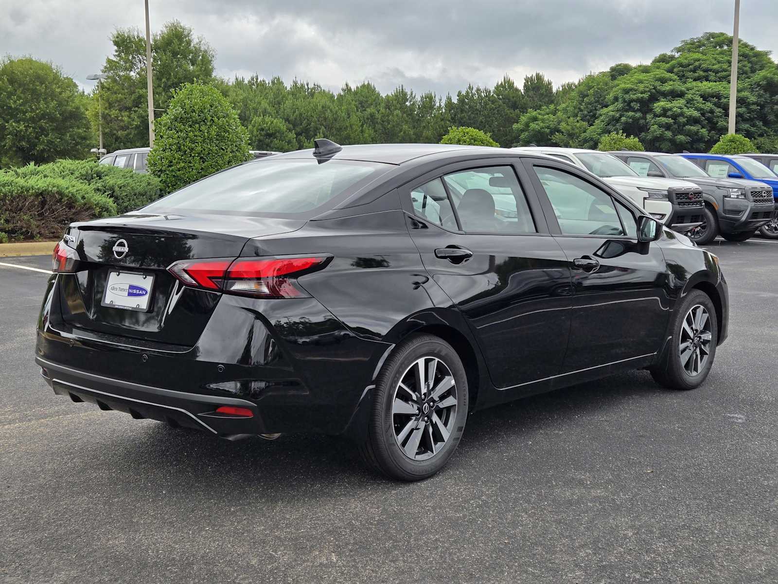 2025 Nissan Versa SV photo 4