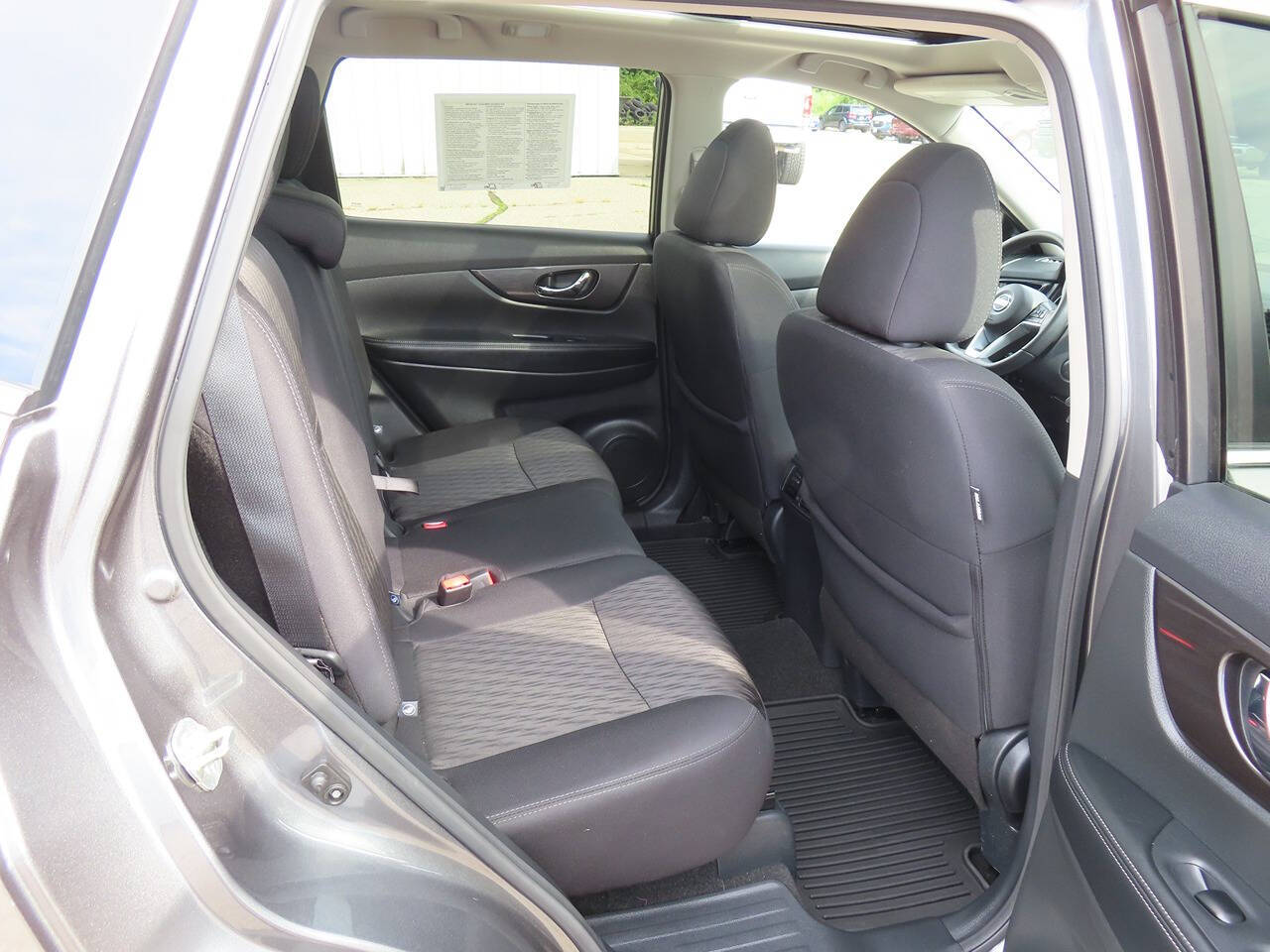 2020 Nissan Rogue SV photo 9