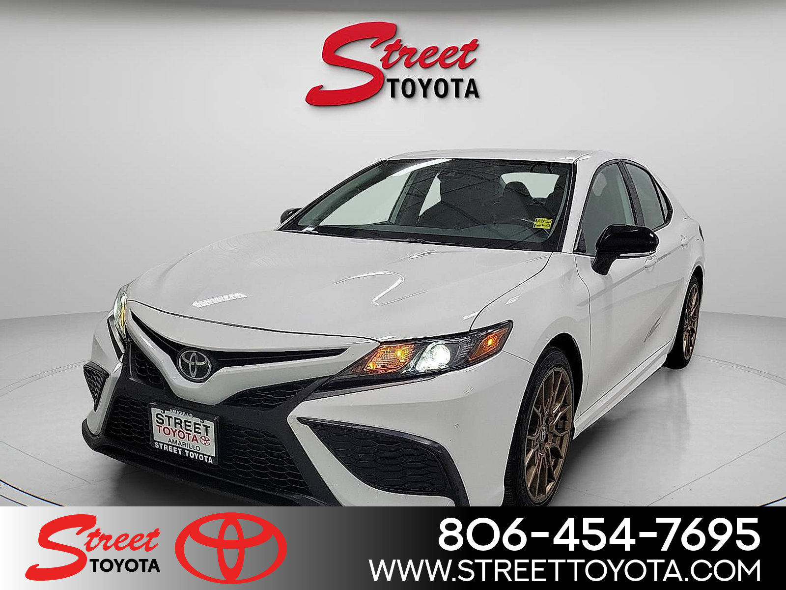 2024 Toyota Camry SE's photo