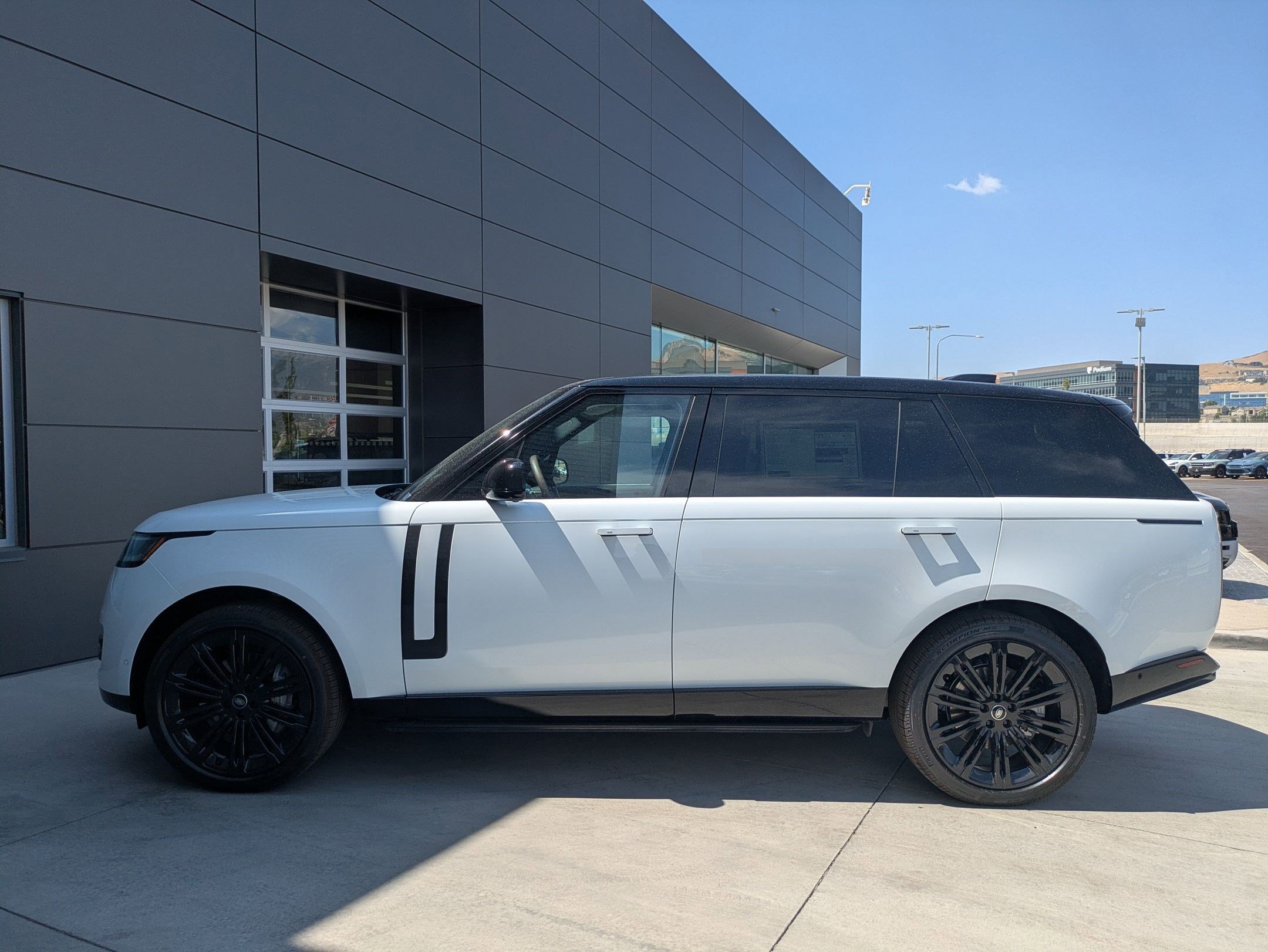 2025 Land Rover Range Rover SE photo 9