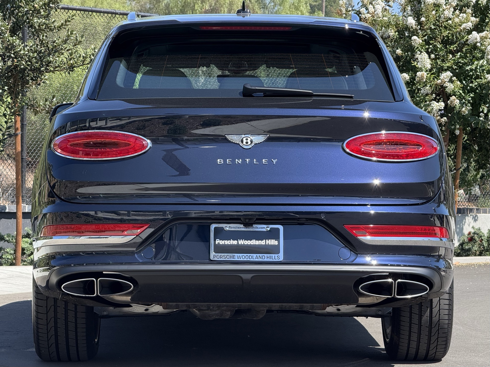 2024 Bentley Bentayga V8 photo 5