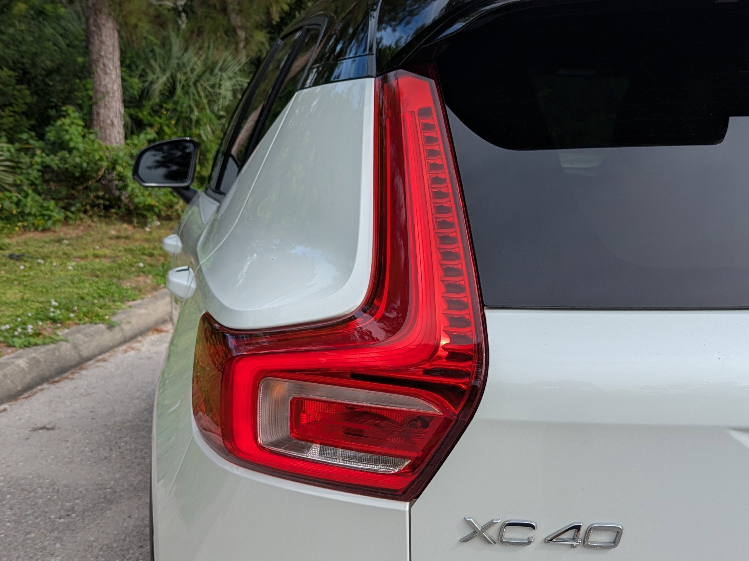2021 Volvo XC40 R-Design photo 4