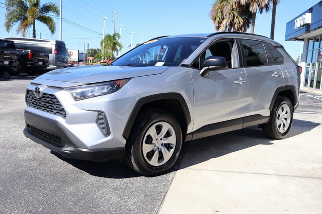 2020 Toyota RAV4 LE photo 4