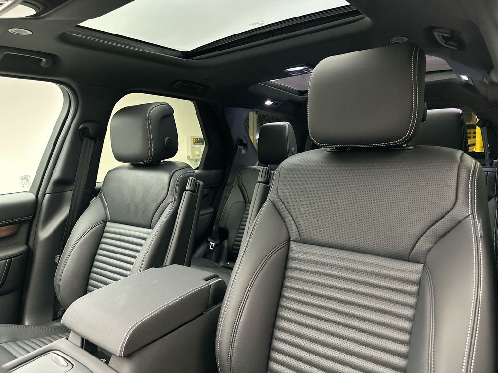 2025 Land Rover Discovery SE photo 7