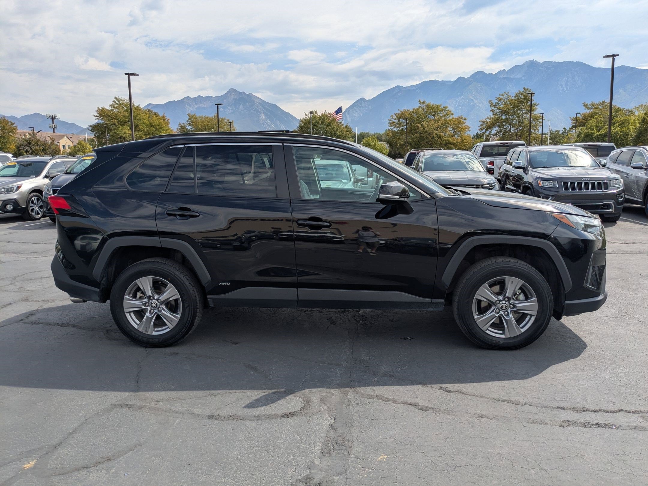 2024 Toyota RAV4 Hybrid XLE photo 2