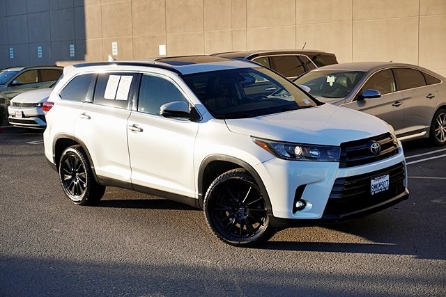 Used 2019  Toyota SE image 3