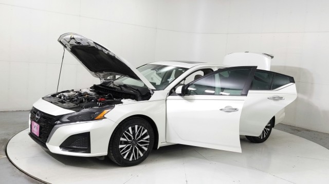 Used 2023 Pearl White Tricoat Nissan 2.5 SV image 9