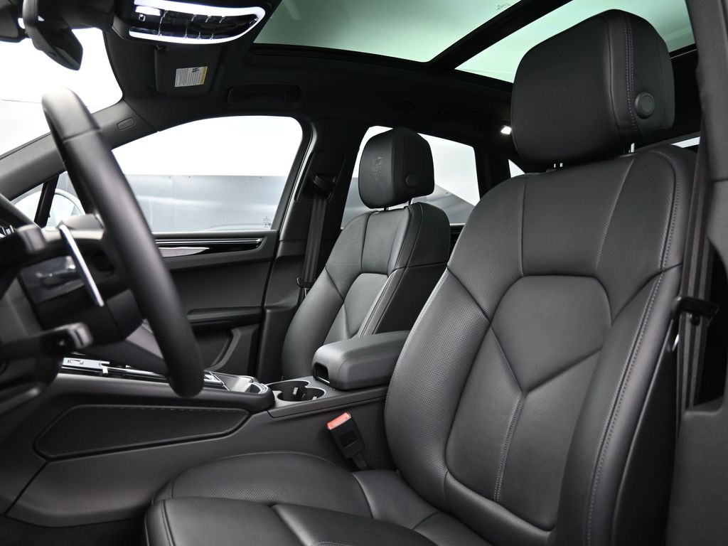 2025 Porsche Macan Base photo 4