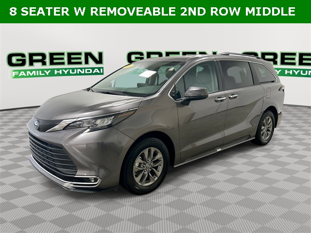 2024 Toyota Sienna XLE's photo