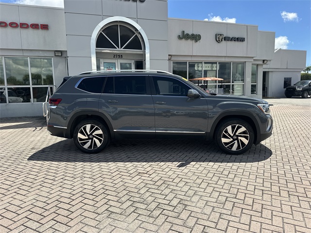 2025 Volkswagen Atlas SEL photo 3