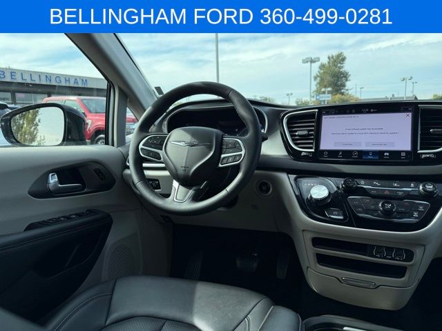 2024 Chrysler Pacifica Touring L photo 25