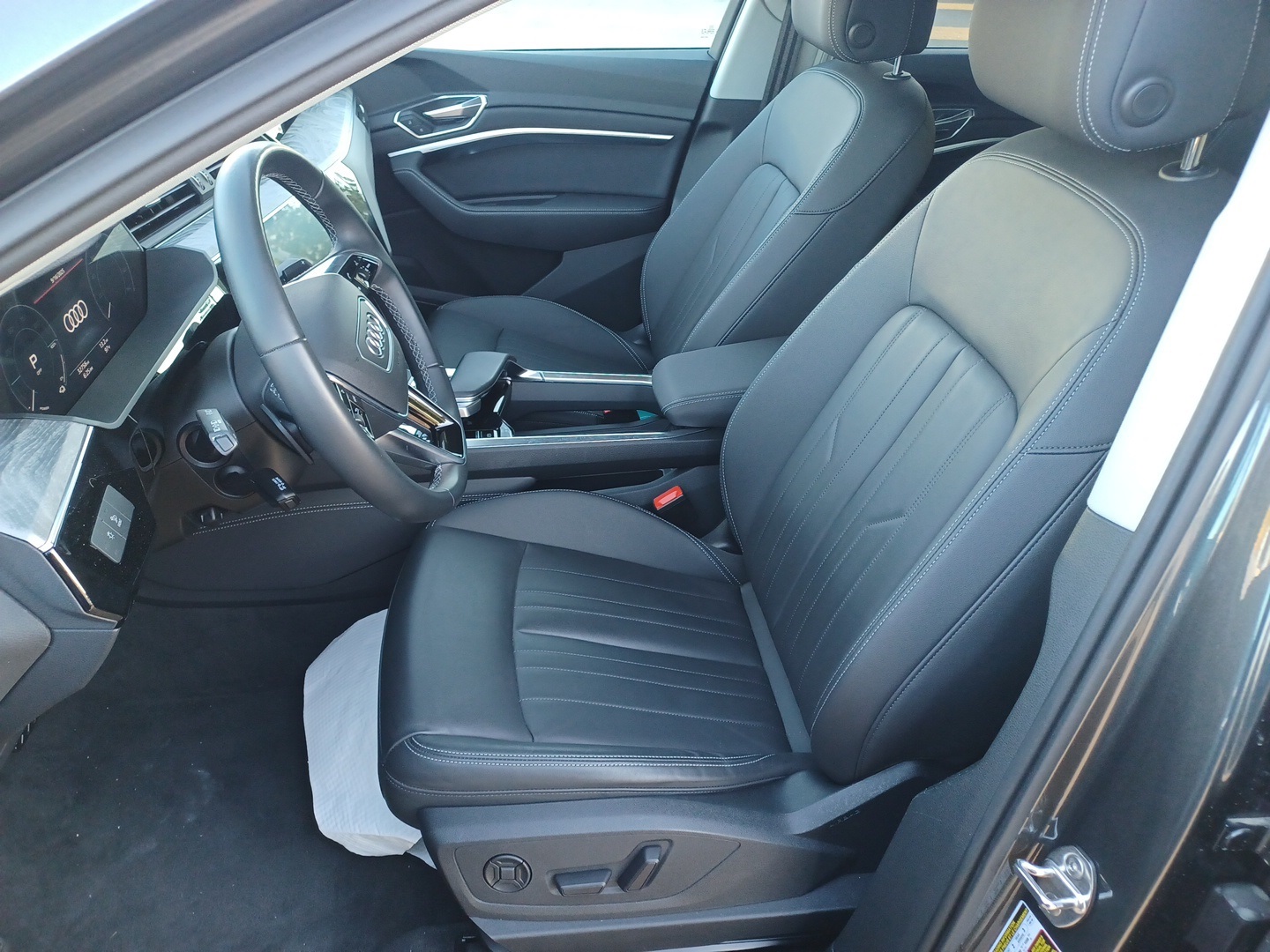 2022 Audi e-tron S line Premium photo 6